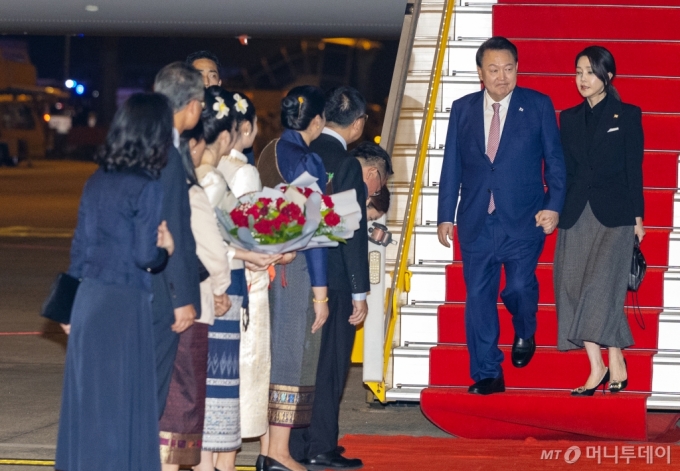 [비엔티안=뉴시스] 최진석 기자 = 아세안(ASEAN·동남아시아국가연합) 정상회의 참석차 라오스를 방문한 윤석열 대통령과 부인 김건희 여사가 9일(현지시각) 비엔티안 왓타이 국제공항에 도착해 공군 1호기에서 내리고 있다. 2024.10.09. myjs@newsis.com /사진=최진석