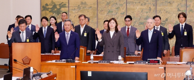 (서울=뉴스1) 안은나 기자 = 정몽규 대한축구협회장을 비롯한 증인들이 24일 오전 서울 여의도 국회 문화체육관광위원회에서 열린 대한축구협회 등에 대한 현안질의에 출석해 선서하고 있다. 앞줄 왼쪽부터 정 회장, 이기흥 대한체육회장, 장미란 문화체육관광부 2차관, 유인촌 장관. 뒷줄 오른쪽은 홍명보 남자 축구대표팀 감독. 2024.9.24/뉴스1  Copyright (C) 뉴스1. All rights reserved. 무단 전재 및 재배포,  AI학습 이용 금지. /사진=(서울=뉴스1) 안은나 기자