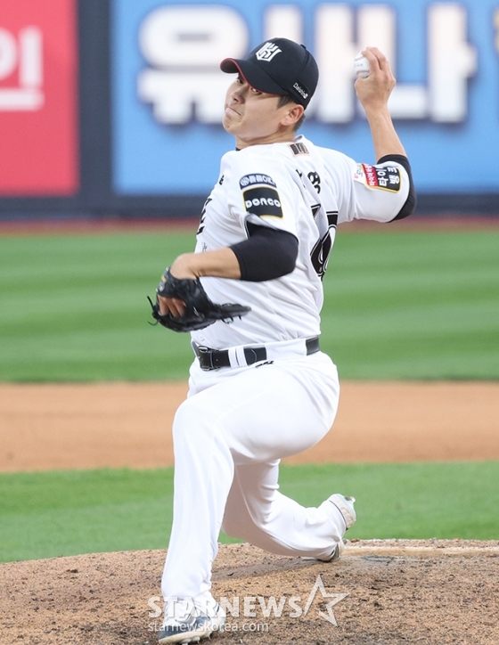 '2024 KBO 포스트시즌 준플레이오프 4차전' KT-LG전이 9일 수원 KT위즈파크에서 열렸다.  KT 박영현이 역투하고 있다. /사진=김진경 대기자