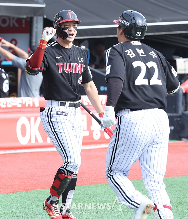 LG 김현수(오른쪽)가 9일 열린 2024 KBO 준플레이오프 4차전에서 2회 초 홈런을 터트린 뒤 박해민과 하이파이브를 하고 있다. /사진=김진경 대기자 