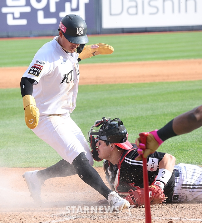 KT 배정대(왼쪽)가 9일 열린 2024 KBO 준플레이오프 4차전에서 4회 말 김민혁의 희생플라이 때 홈을 밟고 있다. /사진=김진경 대기자 