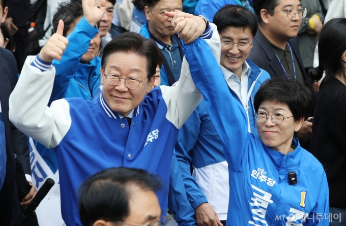 이재명 더불어민주당 대표가 9일 오후 부산 금정구 장전역 일대에서 시민들에게 김경지 금정구청장 후보에 대한 지지를 호소하고 있다. 2024.10.9/뉴스1  Copyright (C) 뉴스1. All rights reserved. 무단 전재 및 재배포,  AI학습 이용 금지. 