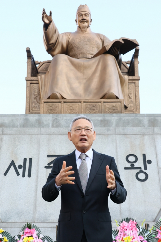 한글날, 세종대왕 앞에 선 유인촌 "광화문 현판 한글로 바꾸자"