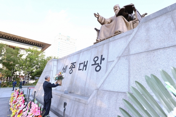 유인촌 문화체육관광부 장관이 제578돌 한글날인 9일 서울 세종대로 광화문광장 세종대왕 동상에 헌화하고 있다./사진= 문체부