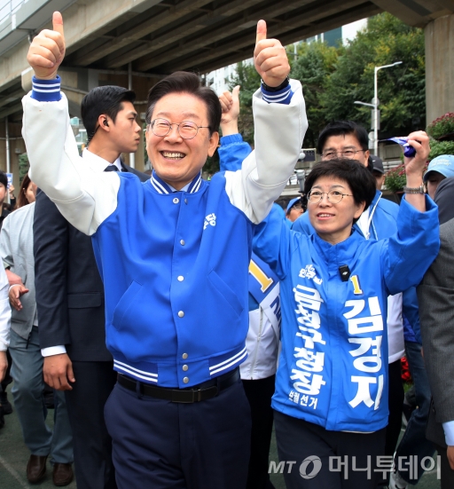  이재명 더불어민주당 대표가 9일 오후 부산 금정구 장전역 일대에서 시민들에게 김경지 금정구청장 후보에 대한 지지를 호소하고 있다. 2024.10.9/뉴스1  Copyright (C) 뉴스1. All rights reserved. 무단 전재 및 재배포,  AI학습 이용 금지. 