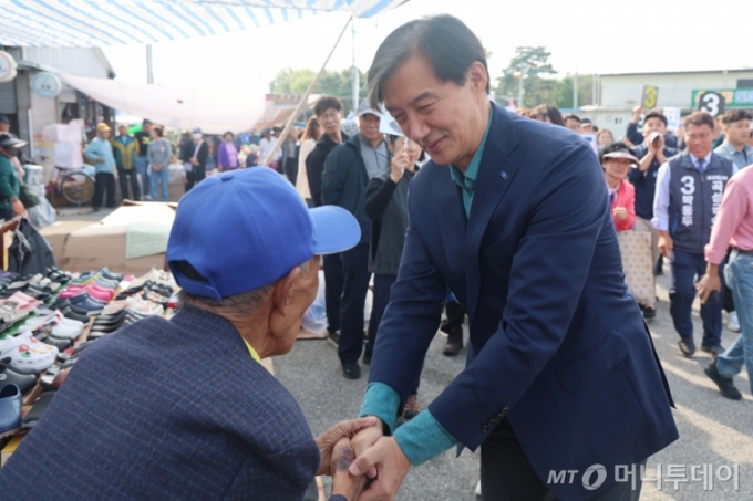  조국 조국혁신당 대표가 9일 오전 전남 곡성군 옥과장을 찾아 지역민들에게 곡성군수 재선거에 출마한 박웅두 후보의 지지를 호소하고 있다.(조국혁신당 제공)2024.10.9/뉴스1  Copyright (C) 뉴스1. All rights reserved. 무단 전재 및 재배포,  AI학습 이용 금지. /사진=(서울=뉴스1)