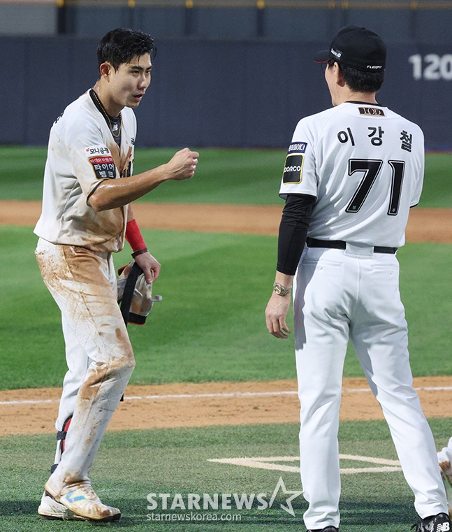 '2024 KBO 포스트시즌 준플레이오프 4차전' KT-LG전이 9일 수원 KT위즈파크에서 열렸다.  연장 11회말 2사 만루에서 KT 심우준이 내야땅볼로 역전을 한 후 이강철 감독의 축하를 받고 있다. /사진=김진경 대기자