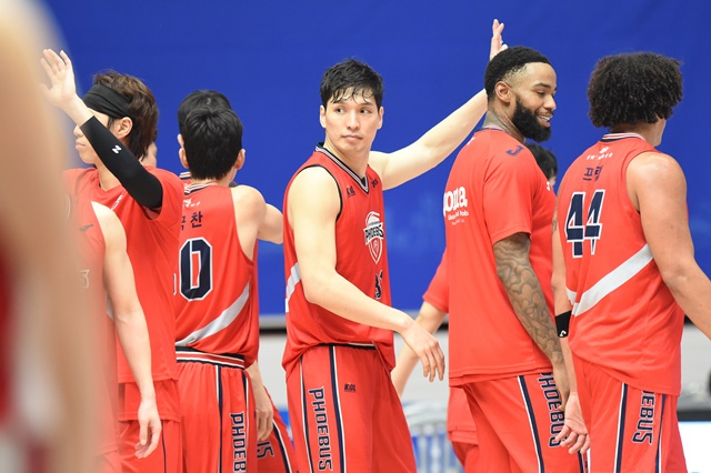 기뻐하는 울산 현대모비스 선수들. /사진=KBL 제공