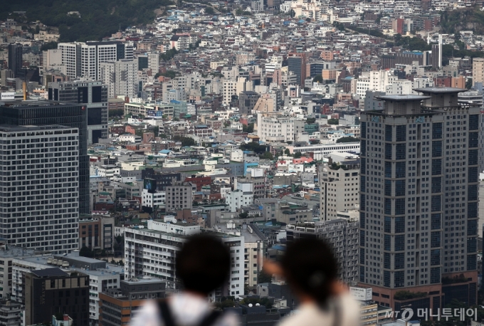 (서울=뉴스1) 오대일 기자 = 사진은 서울 중구 남산에서 바라본 서울시내 빌라 및 구옥 밀집지역의 모습. 