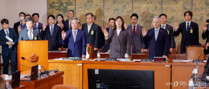 (서울=뉴스1) 안은나 기자 = 정몽규 대한축구협회장을 비롯한 증인들이 24일 오전 서울 여의도 국회 문화체육관광위원회에서 열린 대한축구협회 등에 대한 현안질의에 출석해 선서하고 있다. 앞줄 왼쪽부터 정 회장, 이기흥 대한체육회장, 장미란 문화체육관광부 2차관, 유인촌 장관. 뒷줄 오른쪽은 홍명보 남자 축구대표팀 감독. 2024.9.24/뉴스1  Copyright (C) 뉴스1. All rights reserved. 무단 전재 및 재배포,  AI학습 이용 금지. /사진=(서울=뉴스1) 안은나 기자