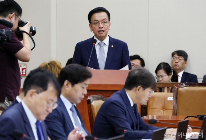 [서울=뉴시스] 조성우 기자 = 최상목 경제부총리 겸 기획재정부 장관이 26일 오전 서울 여의도 국회에서 열린 기획재정위원회 전체회의에서 세수 재추계 등에 대한 현안 보고를 하고 있다. 2024.09.26. /사진=조성우