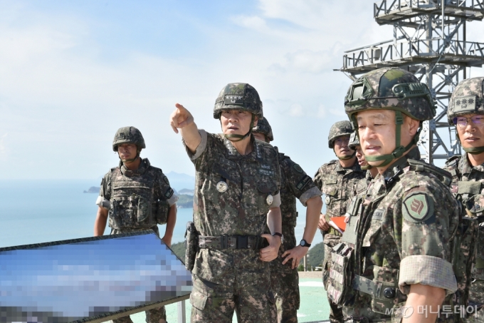 김명수 합동참모본부 의장(대장)이 10일 국방부 청사에서 열린 합참 등에 관한 국회 국방위원회 국정감사에서 북한의 핵·미사일 고도화로 안보 환경이 엄중하다며 한미동맹 군사대비태세를 강화하겠다고 밝혔다. 사진은 김 의장이 최근 육군 31사단 해안 감시 레이더기지를 찾아 해안 경계 작전 태세를 점검하고 있는 모습. / 사진=합동참모본부