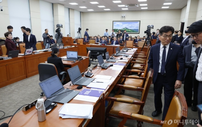 [서울=뉴시스] 고승민 기자 = 박해철 더불어민주당 의원 등 야당 의원들이 10일 서울 여의도 국회에서 열린 환경노동위원회의 환경노동부 국정감사에서 김문수 고용노동부 장관의 역사관으로 여당 의원들과 설전 끝에 감사가 중지되자 밖으로 나가고 있다. 2024.10.10. kkssmm99@newsis.com /사진=고승민