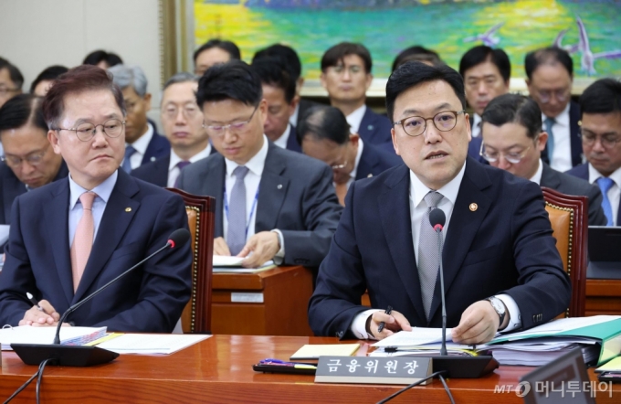 [서울=뉴시스] 조성우 기자 = 김병환(오른쪽) 금융위원회 위원장이 10일 오전 서울 여의도 국회에서 열린 정무위원회의 금융위원회, 한국산업은행, 중소기업은행에 대한 국정감사에서 의원 질문에 답변하고 있다. 왼쪽은 강석훈 한국산업은행 회장. 2024.10.10. xconfind@newsis.com /사진=조성우