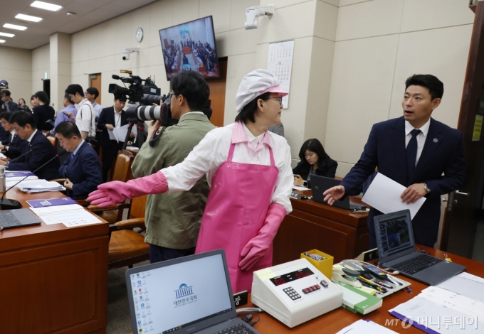 [서울=뉴시스] 고승민 기자 = 조리사 복장을 한 정혜경 진보당 의원이 10일 서울 여의도 국회에서 열린 환경노동위원회의 환경노동부 국정감사에 참석하던 중 출입 담당 직원에게 본인은 의원이라고 말하고 있다. 2024.10.10. kkssmm99@newsis.com /사진=고승민