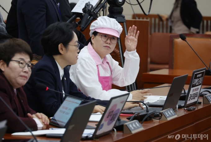 [서울=뉴시스] 고승민 기자 = 조리사 복장을 한 정혜경 진보당 의웡니 10일 서울 여의도 국회에서 열린 환경노동위원회의 환경노동부 국정감사에서 의사진행 발언을 신청하고 있다. 2024.10.10. kkssmm99@newsis.com /사진=고승민