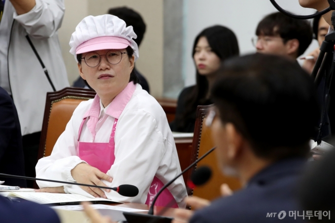 (서울=뉴스1) 이광호 기자 = 정혜경 진보당 의원이 10일 오전 서울 여의도 국회에서 열린 환경노동위원회의 고용노동부에 대한 국정감사에 급식노동자 복장으로 참석해 김문수 장관의 답변을 듣고 있다. 2024.10.10/뉴스1  Copyright (C) 뉴스1. All rights reserved. 무단 전재 및 재배포,  AI학습 이용 금지. /사진=(서울=뉴스1) 이광호 기자