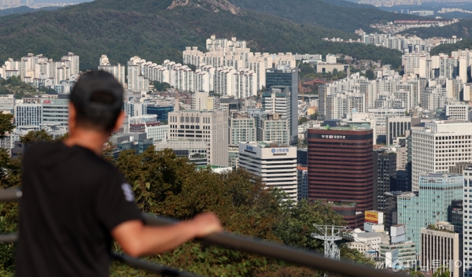 [서울=뉴시스] 이영환 기자 = 9일 오전 서울 용산구 남산공원에서 바라본 서울 시내에 아파트가 보이고 있다.  