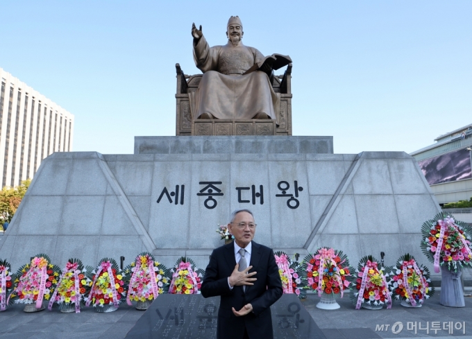 [서울=뉴시스] 배훈식 기자 = 유인촌 문화체육관광부 장관이 9일 오전 서울 종로구 광화문광장 세종대왕 동상 앞에서 열린 '한글날, 세종대왕께 꽃 바치기' 행사에서 축사를 하고 있다. 2024.10.09. dahora83@newsis.com /사진=배훈식