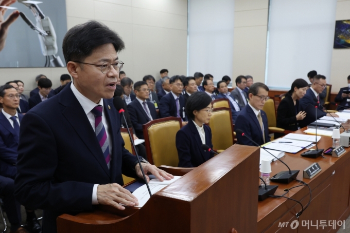  유국희 원자력안전위원장이 10일 서울 여의도 국회에서 열린 과학기술정보방송통신위원회의 원자력안전위원회 등 국정감사에서 업무보고를 하고 있다. /사진=뉴시스