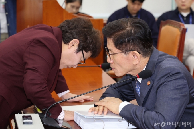 [서울=뉴시스] 권창회 기자 = 김문수 고용노동부 장관이 10일 오후 서울 여의도 국회에서 열린 환경노동위원회 국정감사에서 임이자 국민의힘 의원과 대화를 나누고 있다. 2024.10.10. kch0523@newsis.com /사진=권창회