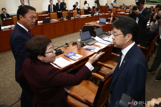 (서울=뉴스1) 이광호 기자 = 10일 오후 서울 여의도 국회에서 열린 환경노동위원회의 고용노동부에 대한 국정감사에서 김문수 장관의 '역사관'을 이유로 안호영 위원장이 김 장관의 퇴장을 요청, 이에 임이자 의원이 항의하며 정회되자 박홍배 더불어민주당 의원과 언쟁을 벌이고 있다. 2024.10.10/뉴스1  Copyright (C) 뉴스1. All rights reserved. 무단 전재 및 재배포,  AI학습 이용 금지. /사진=(서울=뉴스1) 이광호 기자