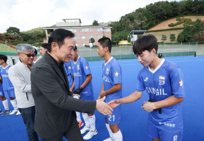 임태희 경기도교육감이 10일 제105회 전국체육대회에 출전하는 경기도 학생선수단과 악수하고 있다./사진제공=경기도교육청