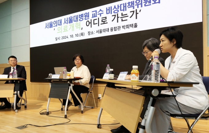 10일 서울 종로구 서울대학교 의과대학 융합관에서 열린 서울의대 교수 비대위·보건복지부 주최 ‘의료개혁, 어디로 가는가‘ 토론회에서 하은진 서울의대·병원 교수 비대위원이 발언하고 있다. 왼쪽은 장상윤 대통령실 사회수석. /사진=뉴스1