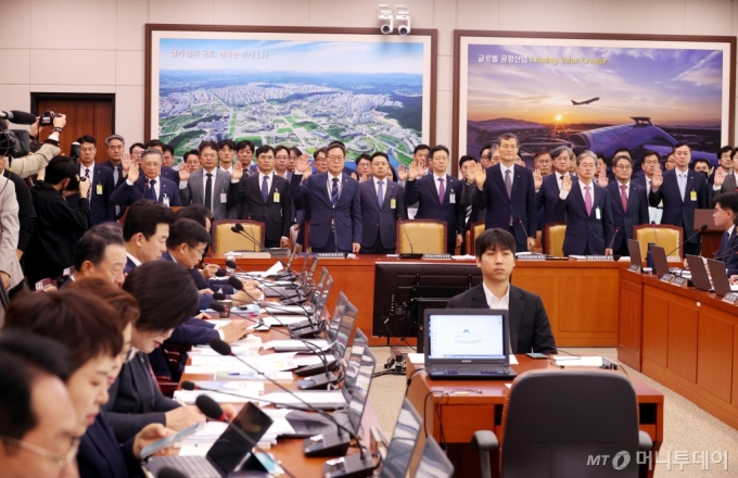 [서울=뉴시스] 조성봉 기자 = 이한준 한국토지주택공사 사장을 비롯한 참석자들이 10일 오전 서울 여의도 국회 국토교통위원회에서 열린 한국토지주택공사 등에 대한 국정감사에서 증인선서를 하고 있다. 2024.10.10. 