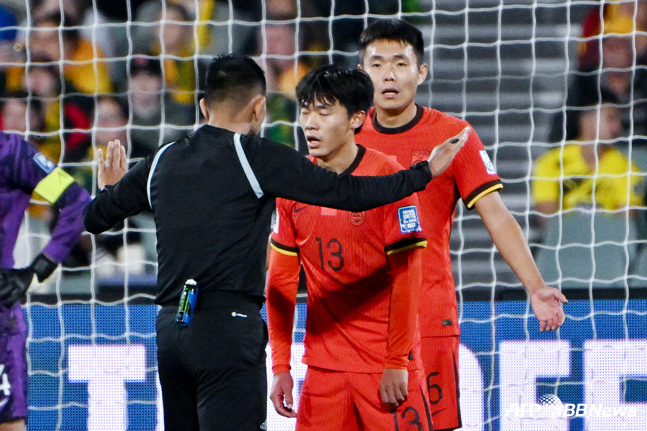 아쉬워하는 중국 축구대표팀. /AFPBBNews=뉴스1