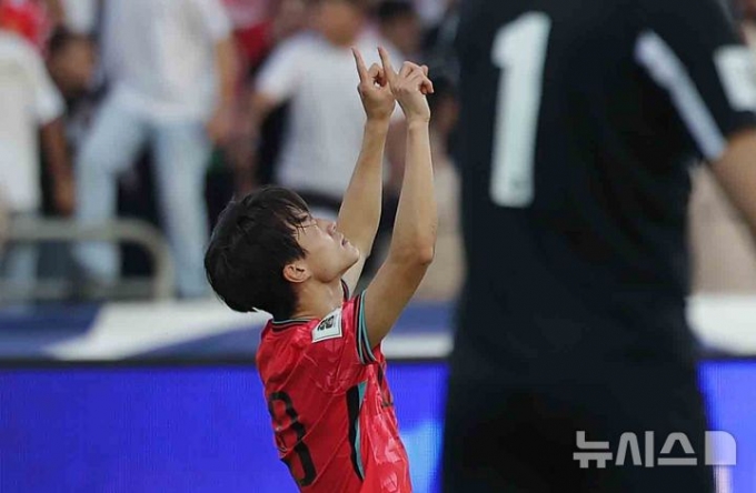 이재성 '환상 헤더' 선제골 터졌지만... 황희찬 살인 태클에 '부상 OUT' 요르단에 1-0 리드(전반 종료)