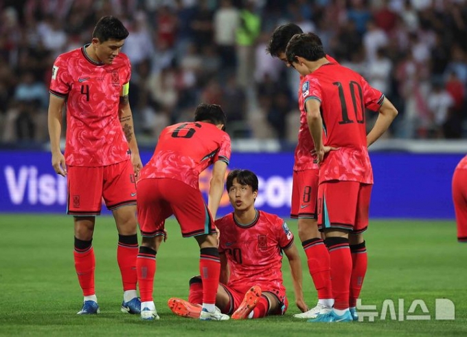 그라운드에 주저 앉은 엄지성(가운데 아래). /사진=뉴시스