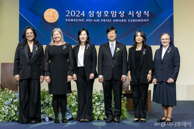 [서울=뉴시스] 최동준 기자 = 31일 서울 중구 신라호텔에서 열린 2024 삼성호암상 시상식에서 수상자들이 기념촬영 하고 있다. 왼쪽부터 과학상 화학·생명과학부문 혜란 다윈 뉴욕대 교수, 과학상 물리·수학부문 킴벌리 브릭먼 미국 국립표준기술연구소 연구원(고 남세우 미국 국립표준기술연구소 연구원 대리 수상.배우자), 공학상 이수인 워싱턴대 교수, 의학상 피터 박 하버드의대 교수, 예술상 소설가 한강, 사회봉사상 제라딘 라이언 아일랜드 성골롬반외방선교수녀회 수녀. (사진=호암재단 제공) 2024.06.01. photo@newsis. /사진=최동준