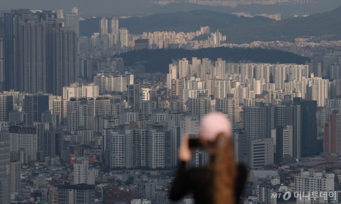 [서울=뉴시스] 김진아 기자 = 한국부동산원이 10일 발표한 '10월 첫째 주(7일 기준) 아파트가격 동향'에 따르면 이번 주 서울 아파트값은 전주보다 0.10% 오르면서 29주 연속 상승세를 이어갔다. 대출 규제, 단기 급등 피로감 누적 등의 영향으로 상승폭은 축소됐다. 사진은 10일 서울 남산에서 바라본 서울 시내 아파트 단지. 2024.10.10. bluesoda@newsis.com /사진=김진아