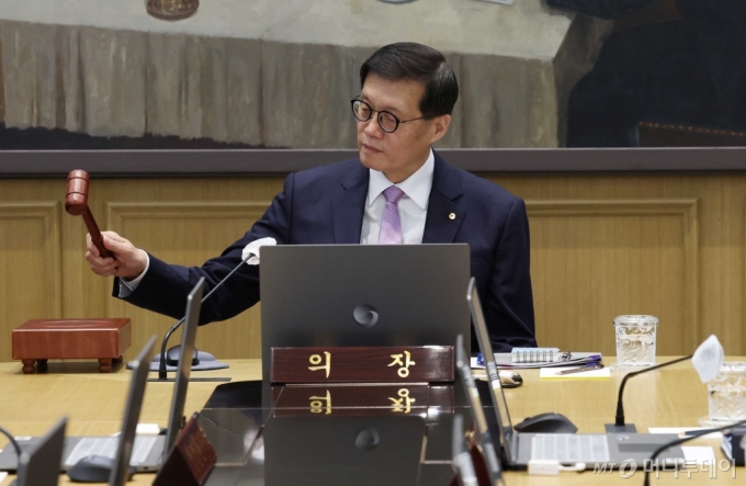 [서울=뉴시스] 사진공동취재단 = 이창용 한국은행 총재가 11일 서울 중구 한국은행에서 열린 금융통화위원회에서 의사봉을 두드리고 있다. 2024.10.11. photo@newsis.com /사진=