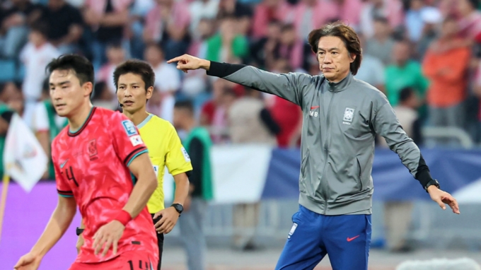 10일 요르단 암만 국제 경기장에서 열린 '2026 국제축구연맹(FIFA) 북중미 월드컵' 아시아 3차 예선 B조 대한민국과 요르단의 경기에서 홍명보 감독(오른쪽)이 선수들에게 전술 지시하는 모습. /사진=뉴스1 