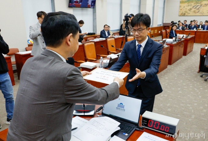 (서울=뉴스1) 안은나 기자 = 김영호 국회 교육위원회 위원장이 11일 오전 서울 여의도 국회 교육위원회에서 한국교육학술정보원·한국고전번역원 등 국정감사 도중 전체회의를 열고 여당 퇴장 속에 김건희 여사 논문 관련 증인 불출석한 김지용 국민대 이사장, 장윤금 숙명여대 전 총장, 설민신 한경국립대 교수 고발장을 행정실장에게 전달하고 있다. 2024.10.11/뉴스1  Copyright (C) 뉴스1. All rights reserved. 무단 전재 및 재배포,  AI학습 이용 금지. /사진=(서울=뉴스1) 안은나 기자