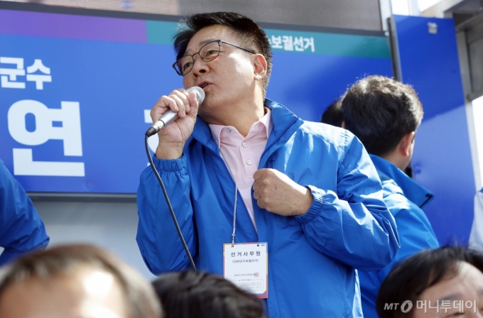 허종식 더불어민주당 의원이 5일 오전 인천 강화군 경인북부수협 강화지점 앞 교차로에서 2024 하반기 재·보궐선거 강화군수에 출마한 한연희 후보의 지지를 호소하고 있다. 2024.10.05. /사진=뉴시스