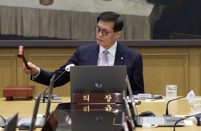 이창용 한국은행 총재가 11일 서울 중구 한국은행에서 열린 금융통화위원회에서 의사봉을 두드리고 있다./사진제공=뉴스1(사진공동취재단)