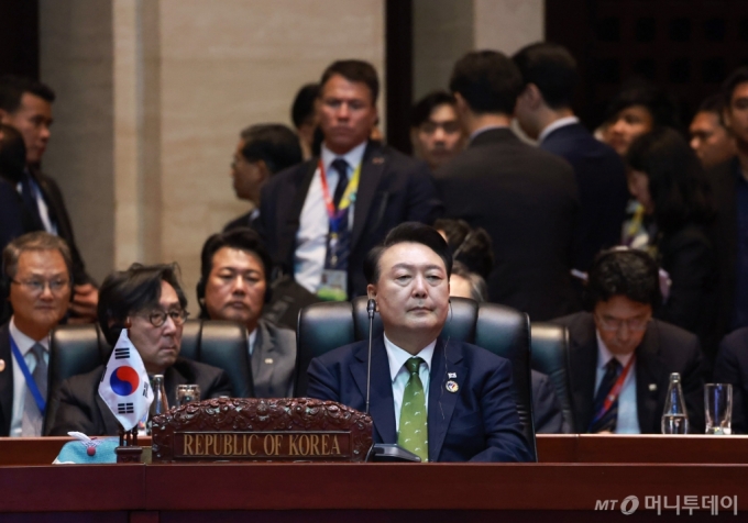 [비엔티안=뉴시스] 최진석 기자 = 윤석열 대통령이 11일(현지시각) 라오스 비엔티안 국립컨벤션센터(NCC)에서 열린 19회 동아시아 정상회의(EAS)에 참석하고 있다. 2024.10.11. myjs@newsis.com /사진=최진석