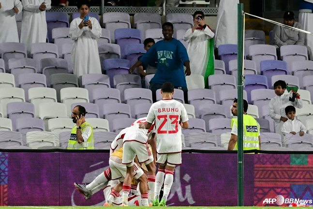 UAE 선수들이 11일(한국시간) UAE 알 아인의 하자 빈 자예드 스타디움에서열린 2026 국제축구연맹(FIFA) 북중미월드컵 아시아 지역 3차 예선 A조 3라운드에서 득점 후 기뻐하고 있다. /AFPBBNews=뉴스1