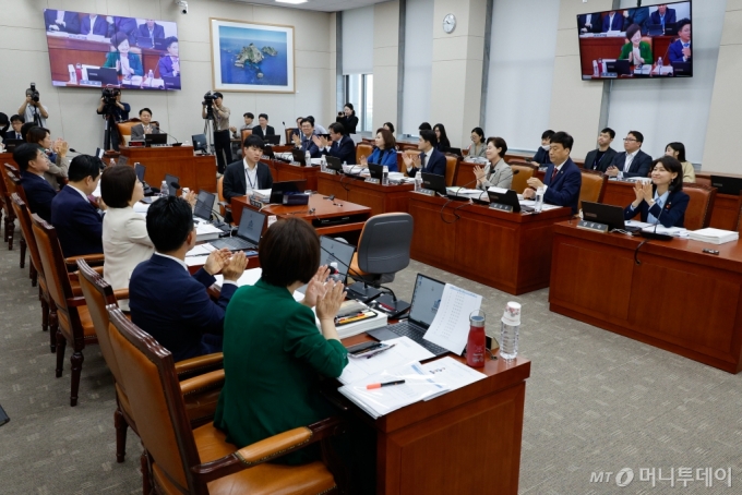 (서울=뉴스1) 안은나 기자 = 김영호 국회 교육위원장과 여야 의원들이 11일 오전 서울 여의도 국회 교육위에서 열린 한국교육학술정보원·한국고전번역원 등 국정감사에서  한강 소설가의 노벨문학상 수상을 축하하며 손뼉치고 있다. 2024.10.11/뉴스1  Copyright (C) 뉴스1. All rights reserved. 무단 전재 및 재배포,  AI학습 이용 금지. /사진=(서울=뉴스1) 안은나 기자