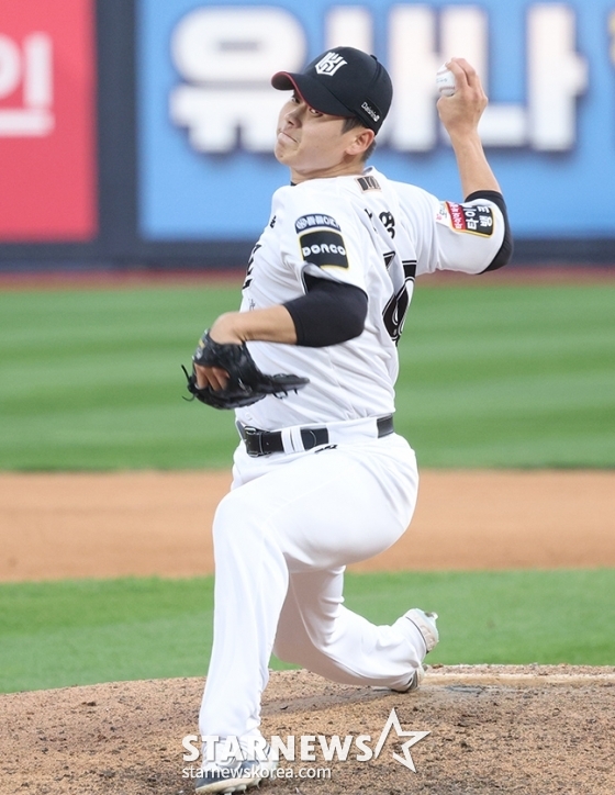 '2024 KBO 포스트시즌 준플레이오프 4차전' KT-LG전이 9일 수원 KT위즈파크에서 열렸다.  KT 박영현이 역투하고 있다. /사진=김진경 대기자