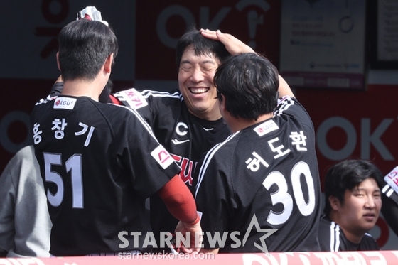 '2024 KBO 포스트시즌 준플레이오프 4차전' KT-LG전이 9일 수원 KT위즈파크에서 열렸다.  LG 김현수 2회초 2사에서 선제 1점 홈런을 날리고 홈인한 후 더그아웃에서 동료들의 환영을 받고 있다. /사진=김진경 대기자