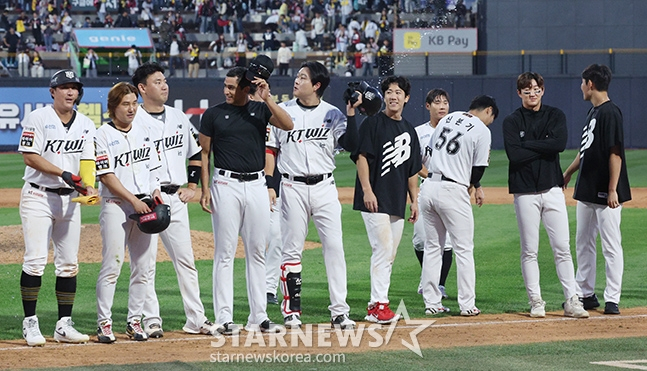 &#039;2024 KBO Ʈ ÷̿ 4&#039; KT-LG 9  KTũ ȴ.   11ȸ  LG 6-5 ¸ KT  ҵ鿡 λϰ ִ. /= 