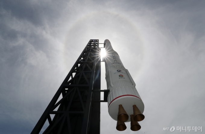 (창원=뉴스1) 윤일지 기자 = '한국판 나사(NASA)'인 우주항공청이 개청한 27일 경남 창원 의창구 경남도청 정문에 설치된 국산 우주발사체 '누리호' 모형 위 하늘에 해무리가 떠 있다. 해무리는 대기 중 수증기가 굴절돼 태양 주변으로 둥근 원 모양이 나타나는 현상이다. 2024.5.27/뉴스1  Copyright (C) 뉴스1. All rights reserved. 무단 전재 및 재배포,  AI학습 이용 금지. /사진=(창원=뉴스1) 윤일지 기자