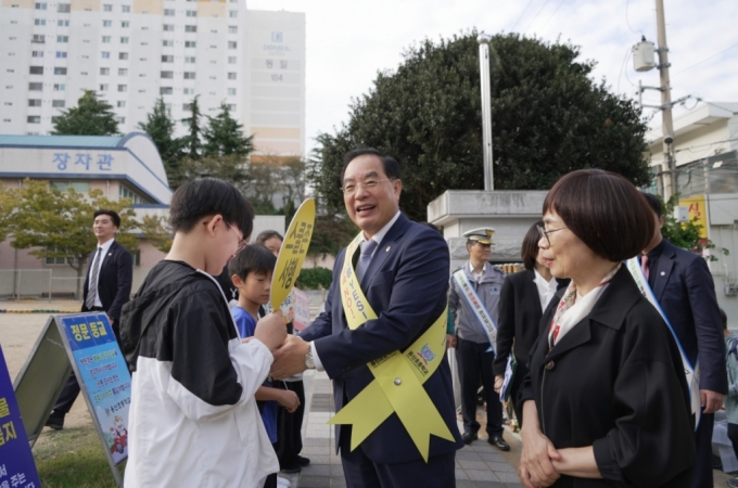 하윤수 부산교육감(사진 가운데)이 통학로 교통안전 캠페인을 하고 있다./사진제공=부산교육청