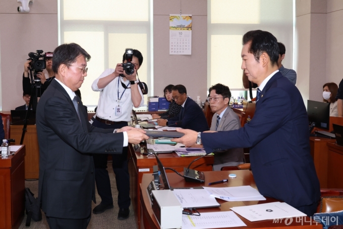 11일 오전 서울 여의도 국회에서 열린 법제사법위원회 국정감사에서 김정원헌법재판소 사무처장이 선서문을 정청래 법사위원장에게 전달하고 있다. 2024.10.11. /사진=뉴시스 /사진=권창회