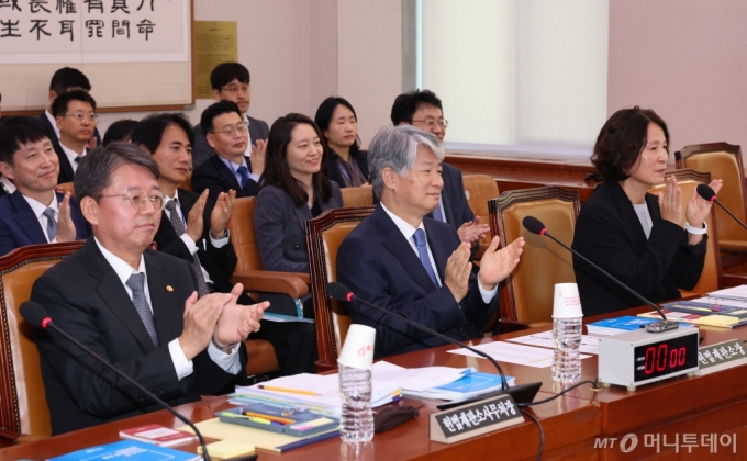 11일 오전 서울 여의도 국회에서 열린 법제사법위원회 국정감사에서 이종석 헌법재판소장, 김정원 사무처장 등 참석자들이 전날 한강 작가의 노벨문학상 받은 소식에 다같이 박수치고 있다. 2024.10.11. /사진=뉴시스 /사진=권창회