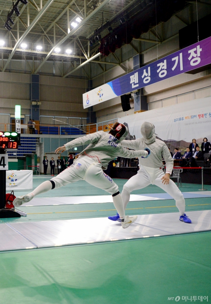 11일 오전 경남 남해실내체육관에서 열린 제105회 전국체육대회 남자 사브르 개인전에 대전광역시 대표로 출전한 오상욱 선수(오른쪽)가 부산 대표로 출전한 김준형 선수를 상대로 경기를 펼치고 있다. 이날 오상욱 선수는 김준형 선수에게 15-14로 패해 예선 탈락했다. 2024.10.11. /사진=뉴시스